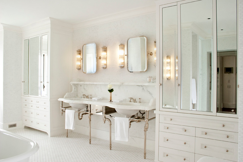 На фото: ванная комната: освещение в классическом стиле с консольной раковиной с