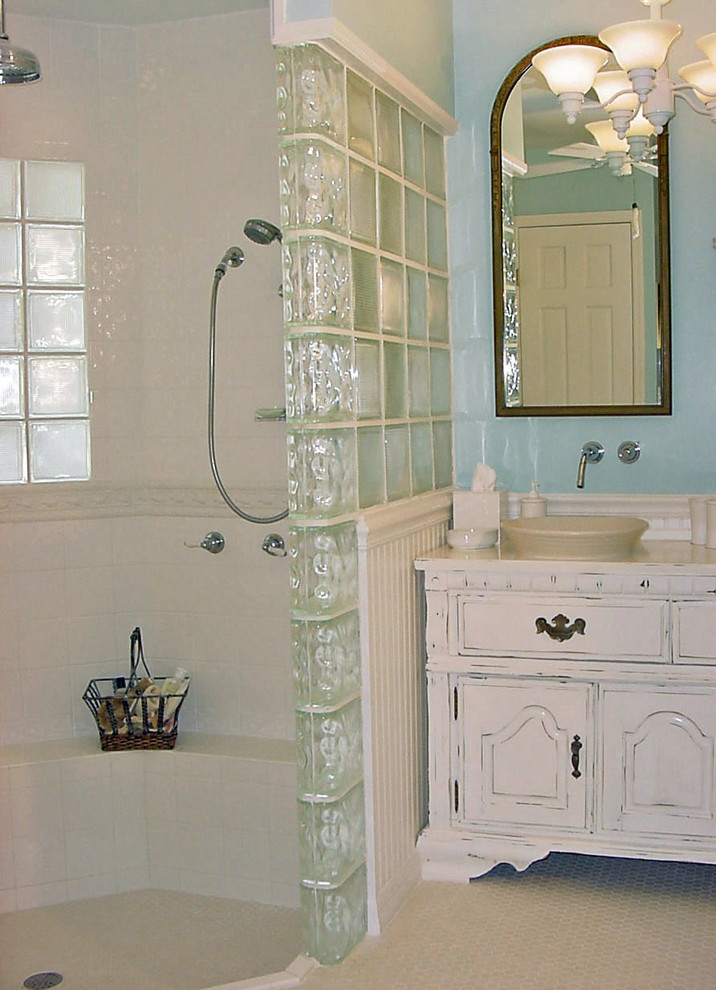 Exemple d'une salle de bain romantique.