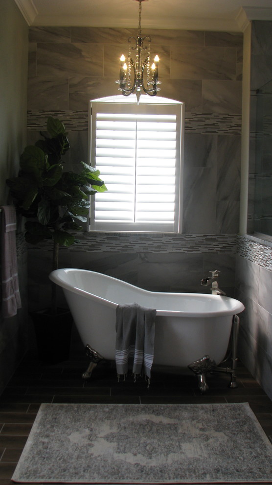 Идея дизайна: большая главная ванная комната в стиле неоклассика (современная классика) с фасадами с утопленной филенкой, серыми фасадами, ванной на ножках, серой плиткой, серыми стенами, врезной раковиной, мраморной плиткой, угловым душем и открытым душем