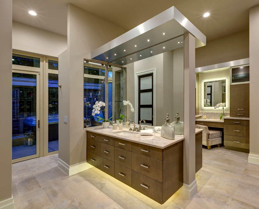 Ejemplo de cuarto de baño tradicional renovado con lavabo bajoencimera, armarios con paneles lisos, puertas de armario de madera en tonos medios y paredes beige