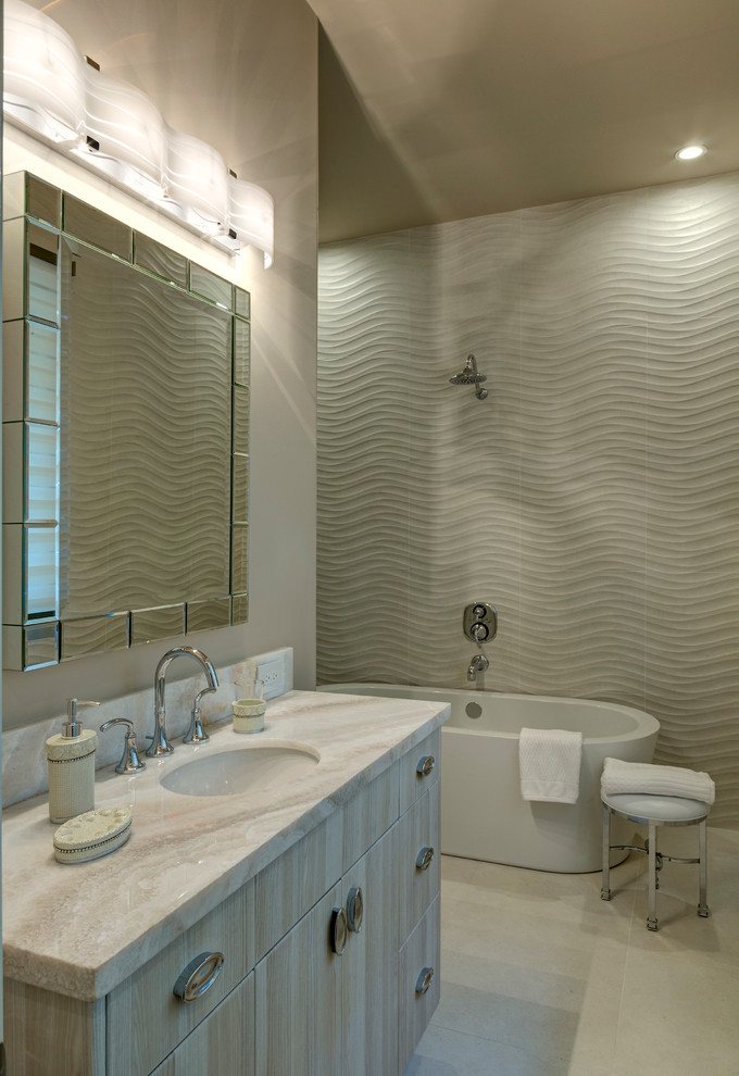 На фото: ванная комната в стиле неоклассика (современная классика) с врезной раковиной, плоскими фасадами, светлыми деревянными фасадами, отдельно стоящей ванной и бежевой плиткой