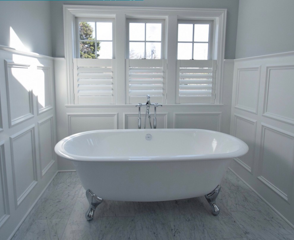 Идея дизайна: огромная главная ванная комната в классическом стиле с ванной на ножках, серыми стенами и серым полом