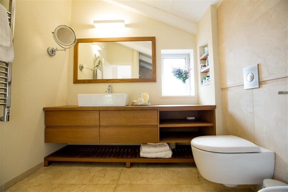 Immagine di una stanza da bagno con doccia nordica di medie dimensioni con ante lisce, ante in legno scuro, pareti beige, lavabo da incasso e pavimento marrone