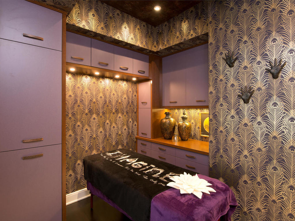 Foto på ett stort funkis en-suite badrum, med ett badkar i en alkov, en dubbeldusch, beige väggar och mörkt trägolv