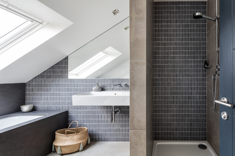 Kleines Modernes Badezimmer mit Einbaubadewanne, offener Dusche, Mosaikfliesen, blauer Wandfarbe, Betonboden, Wandwaschbecken, grauem Boden und offener Dusche in West Midlands