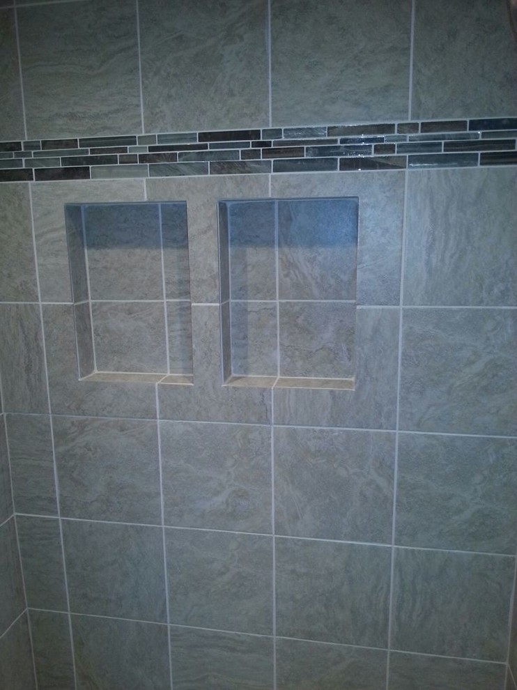 Modelo de cuarto de baño principal clásico pequeño con ducha empotrada, baldosas y/o azulejos grises, baldosas y/o azulejos de cerámica y suelo de baldosas de cerámica