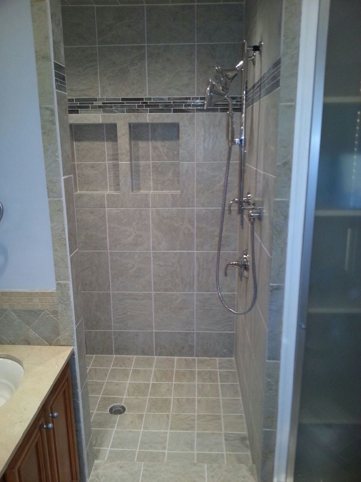 Foto de cuarto de baño principal clásico pequeño con ducha empotrada, baldosas y/o azulejos grises, baldosas y/o azulejos de cerámica y suelo de baldosas de cerámica