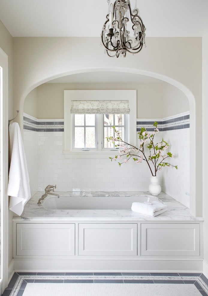 Ejemplo de cuarto de baño clásico con baldosas y/o azulejos de mármol, suelo de mármol y encimera de mármol