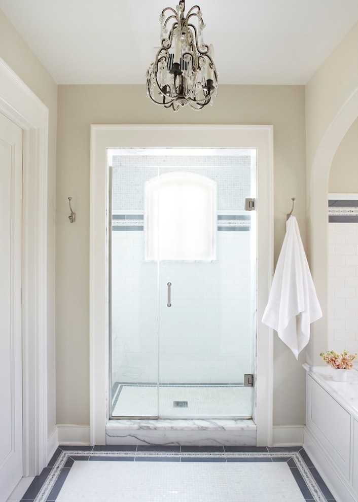 Ispirazione per una stanza da bagno chic con piastrelle di marmo e pavimento in marmo