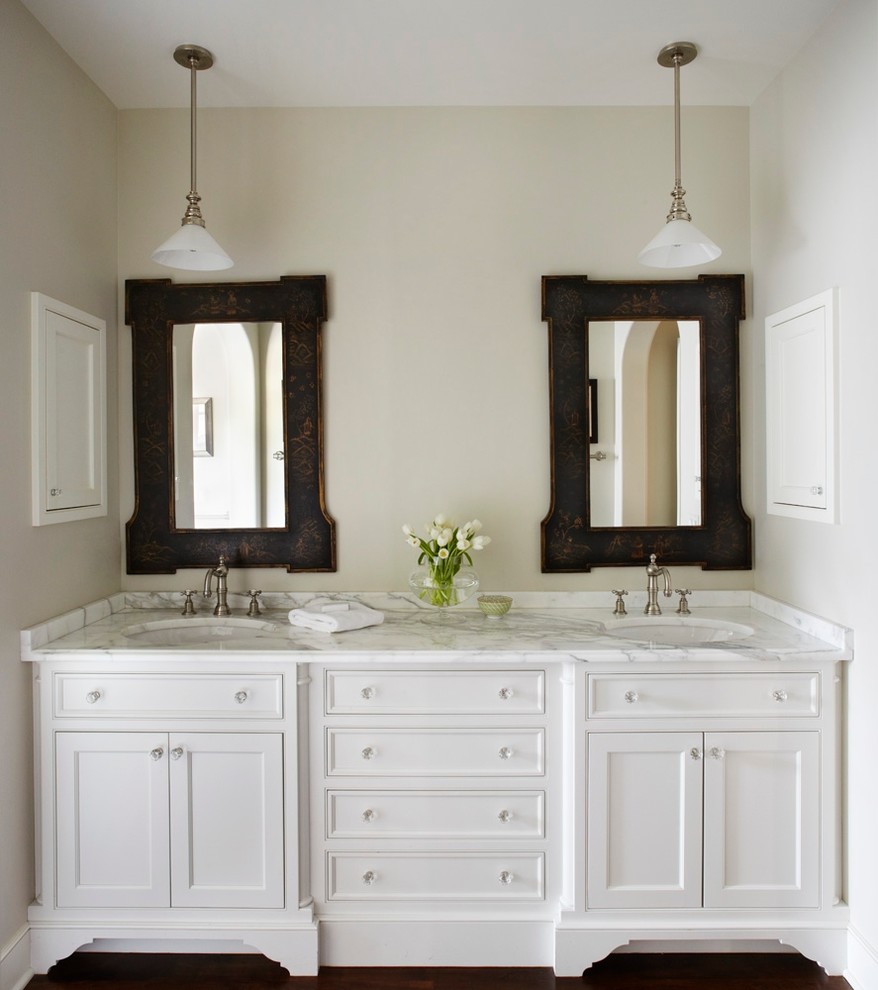 Cette photo montre une salle de bain chic avec des portes de placard blanches, un plan de toilette en marbre, meuble double vasque et meuble-lavabo encastré.