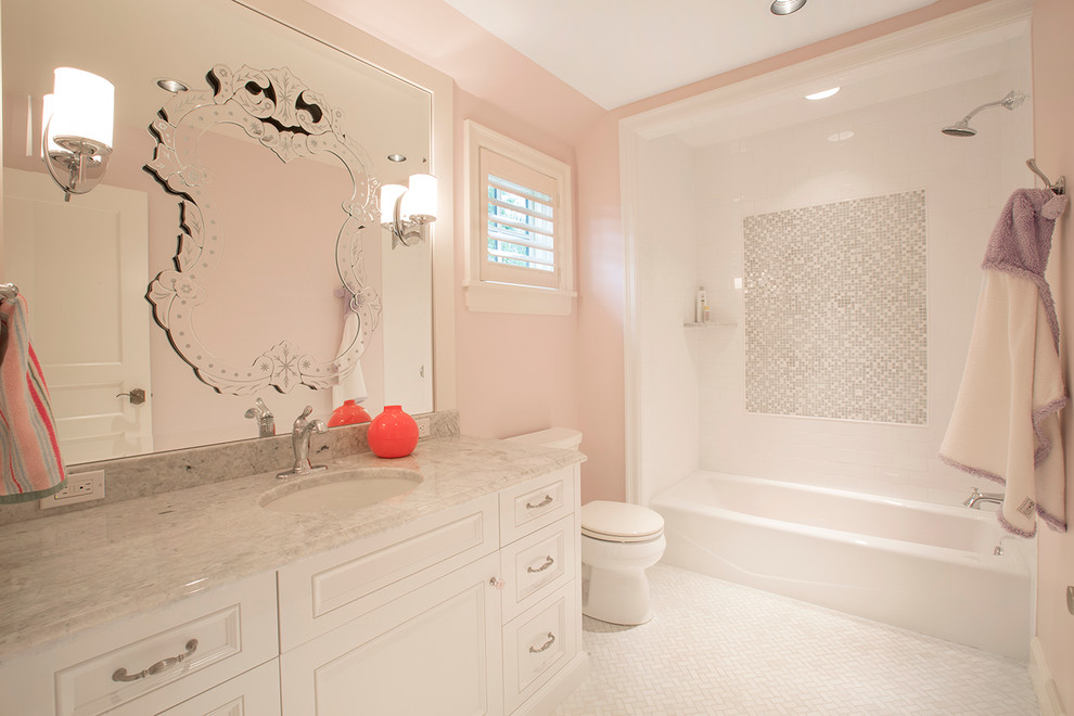 Inspiration pour une salle de bain traditionnelle de taille moyenne pour enfant avec un lavabo encastré, un placard en trompe-l'oeil, des portes de placard blanches, un plan de toilette en quartz, une baignoire en alcôve, un combiné douche/baignoire, WC séparés, un carrelage blanc, un carrelage de pierre, un mur rose et un sol en carrelage de porcelaine.