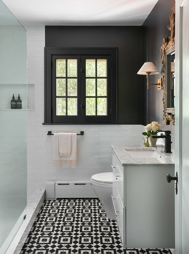 Пример оригинального дизайна: детская ванная комната среднего размера в стиле фьюжн с плоскими фасадами, белыми фасадами, открытым душем, унитазом-моноблоком, белой плиткой, керамической плиткой, черными стенами, полом из цементной плитки, врезной раковиной, мраморной столешницей, черным полом, открытым душем, серой столешницей, тумбой под одну раковину и подвесной тумбой