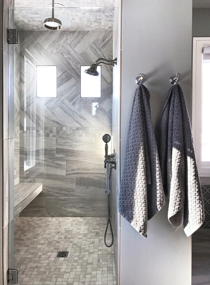 Diseño de cuarto de baño principal clásico renovado grande con puertas de armario grises, ducha empotrada, lavabo bajoencimera y ducha con puerta con bisagras