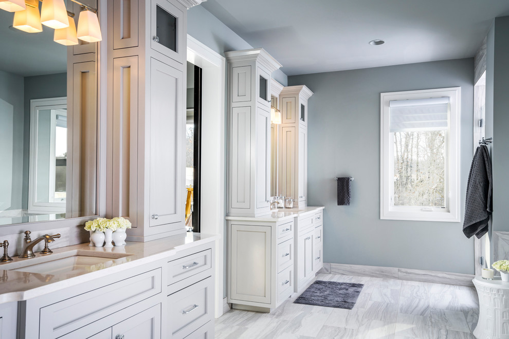 Foto de cuarto de baño principal clásico renovado grande con puertas de armario grises, ducha empotrada, lavabo bajoencimera y ducha con puerta con bisagras