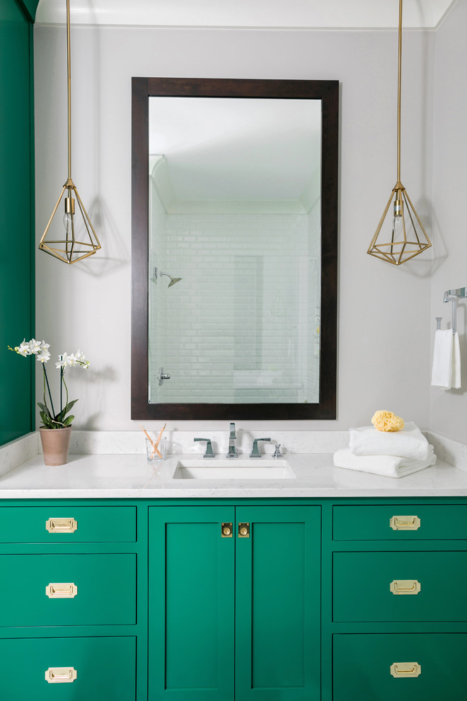 На фото: главная ванная комната среднего размера в стиле неоклассика (современная классика) с фасадами в стиле шейкер, зелеными фасадами, душем в нише, белой плиткой, плиткой кабанчик, серыми стенами, мраморным полом, врезной раковиной, белым полом, душем с распашными дверями и мраморной столешницей