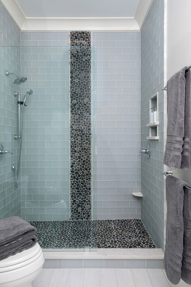 Cette photo montre une salle d'eau chic de taille moyenne avec une douche ouverte, un carrelage bleu, un carrelage en pâte de verre, un plan de toilette en quartz modifié et un plan de toilette blanc.