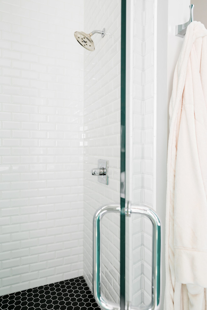 Idéer för ett mellanstort klassiskt badrum, med skåp i shakerstil, gröna skåp, en dusch i en alkov, vit kakel, tunnelbanekakel, grå väggar, marmorgolv, ett undermonterad handfat, bänkskiva i kvarts, vitt golv och dusch med gångjärnsdörr
