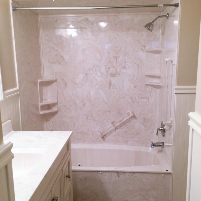 New tub/shower upgrade with matching accessories, grab bars. Classique Salle de Bain