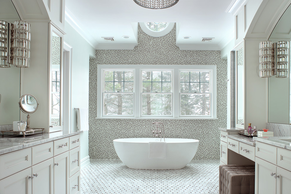 Immagine di una grande stanza da bagno padronale chic con lavabo sottopiano e vasca freestanding