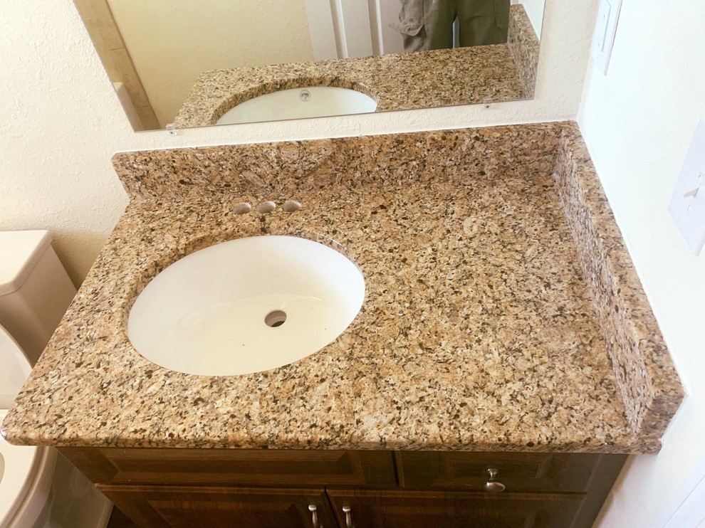 Foto di una piccola stanza da bagno con lavabo sottopiano, top in granito e top marrone