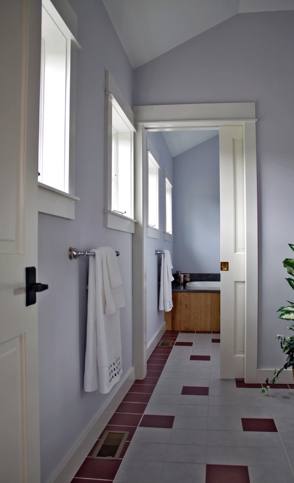 Источник вдохновения для домашнего уюта: главная ванная комната в стиле неоклассика (современная классика) с накладной ванной, красной плиткой, белой плиткой, керамической плиткой, фиолетовыми стенами и полом из керамической плитки