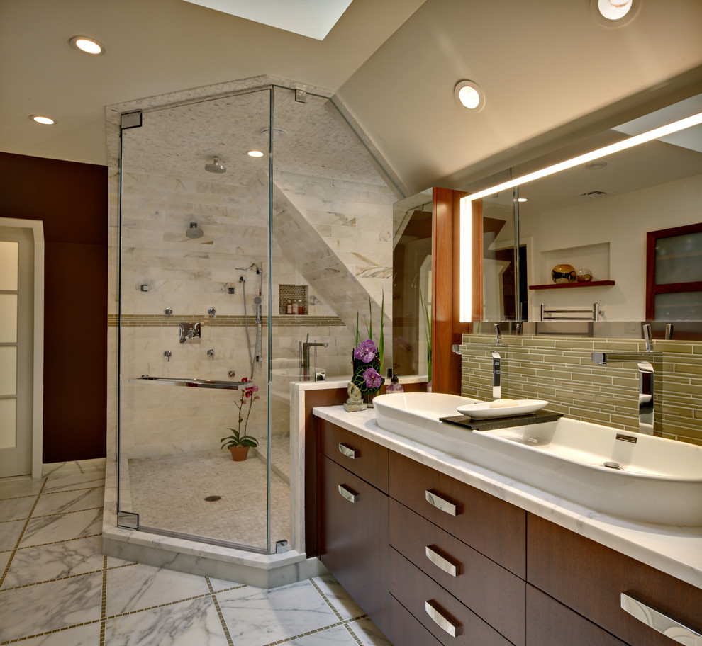 Diseño de cuarto de baño principal tradicional renovado grande con lavabo de seno grande, armarios con paneles lisos, puertas de armario de madera en tonos medios, ducha esquinera, encimera de mármol y espejo con luz