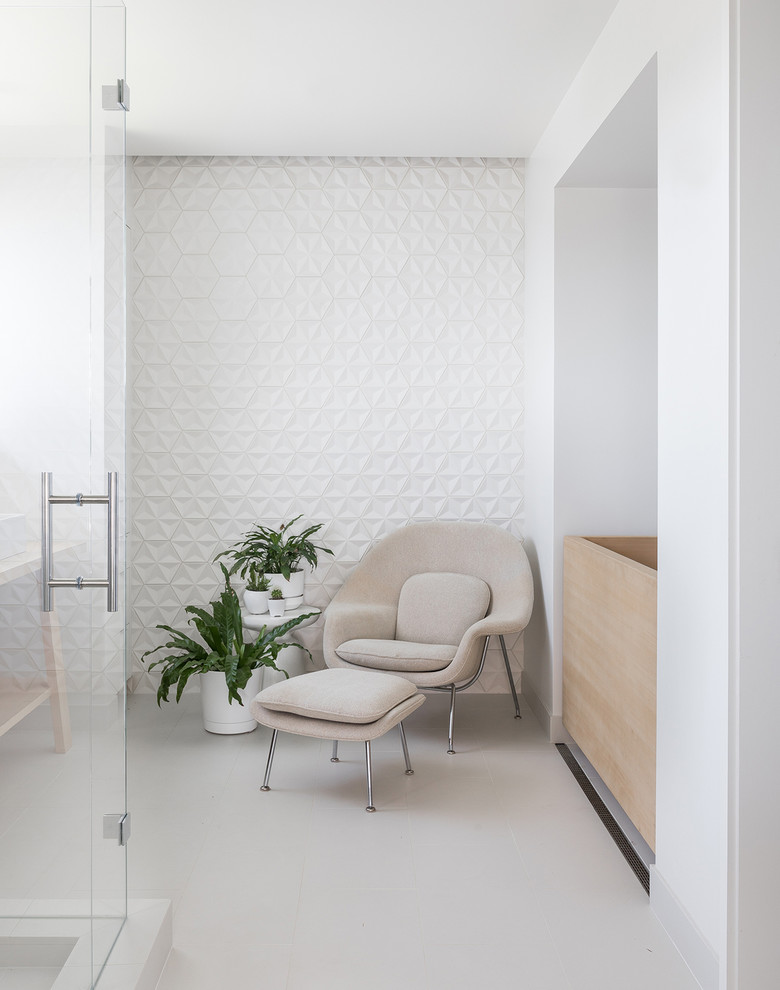 Idéer för att renovera ett nordiskt en-suite badrum, med ett japanskt badkar, vit kakel, keramikplattor och träbänkskiva