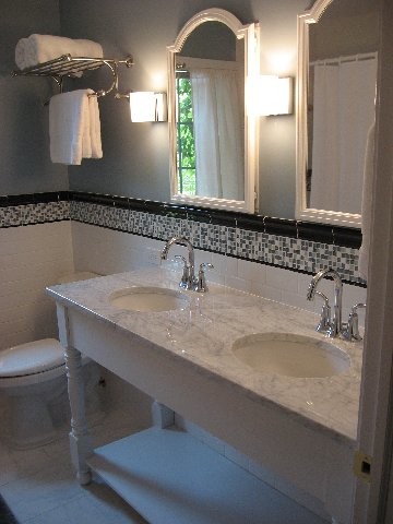 Inspiration för ett mellanstort vintage en-suite badrum, med ett undermonterad handfat, möbel-liknande, vita skåp, marmorbänkskiva, en toalettstol med separat cisternkåpa, vit kakel, tunnelbanekakel, grå väggar och marmorgolv