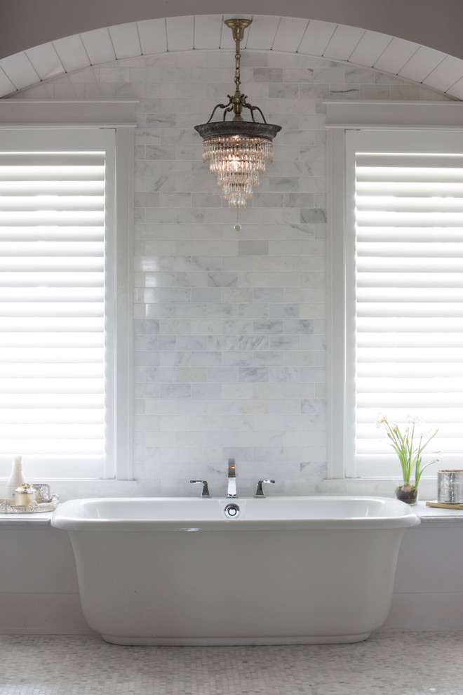 Foto di una stanza da bagno padronale scandinava di medie dimensioni con vasca freestanding, piastrelle bianche, piastrelle in pietra e pavimento con piastrelle a mosaico