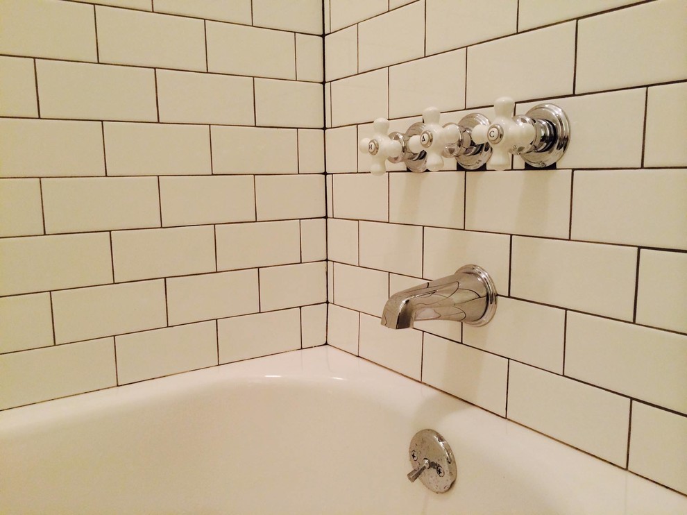 Foto di una piccola stanza da bagno tradizionale con vasca ad alcova, vasca/doccia, piastrelle bianche e piastrelle in gres porcellanato