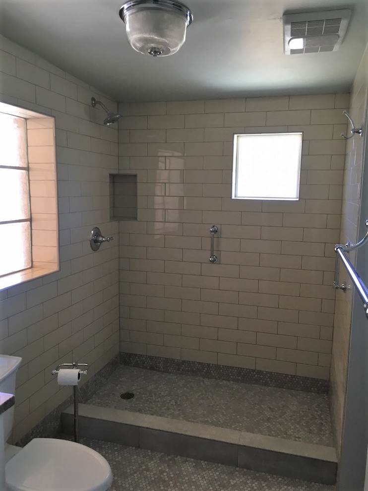 Idéer för små amerikanska en-suite badrum, med en toalettstol med separat cisternkåpa, gröna väggar, bänkskiva i kvarts, luckor med infälld panel, vita skåp, en öppen dusch, vit kakel, tunnelbanekakel, klinkergolv i keramik, ett konsol handfat, beiget golv och dusch med duschdraperi