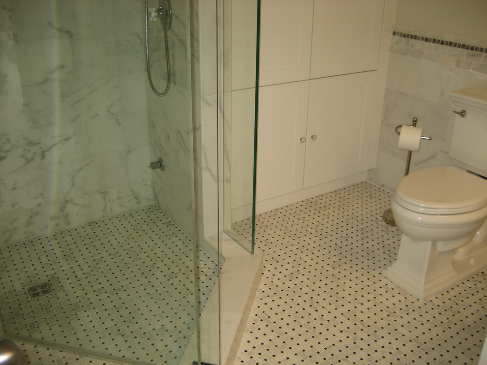 Exemple d'une salle de bain chic avec un placard à porte shaker, des portes de placard blanches, un carrelage blanc et un carrelage de pierre.