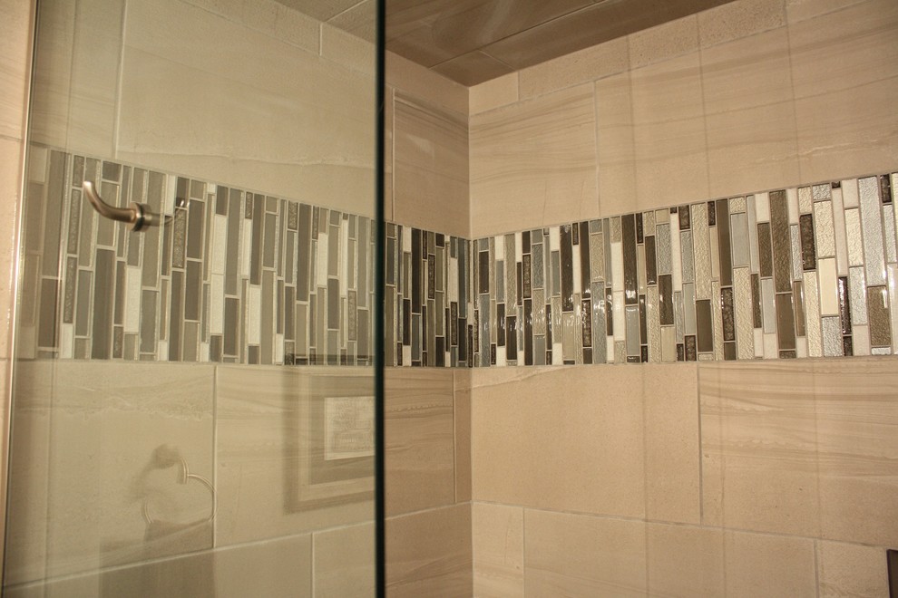 Foto di una sauna chic di medie dimensioni con piastrelle grigie, piastrelle in ceramica, pavimento in gres porcellanato, pavimento multicolore e porta doccia a battente