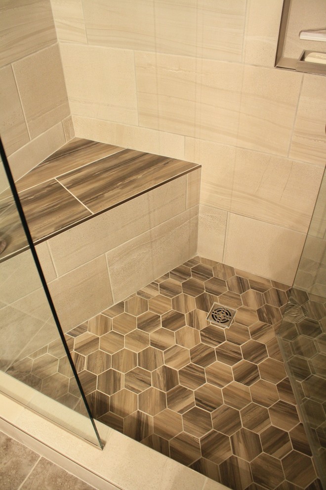 Esempio di una sauna tradizionale di medie dimensioni con piastrelle grigie, piastrelle in ceramica, pavimento in gres porcellanato, pavimento multicolore e porta doccia a battente