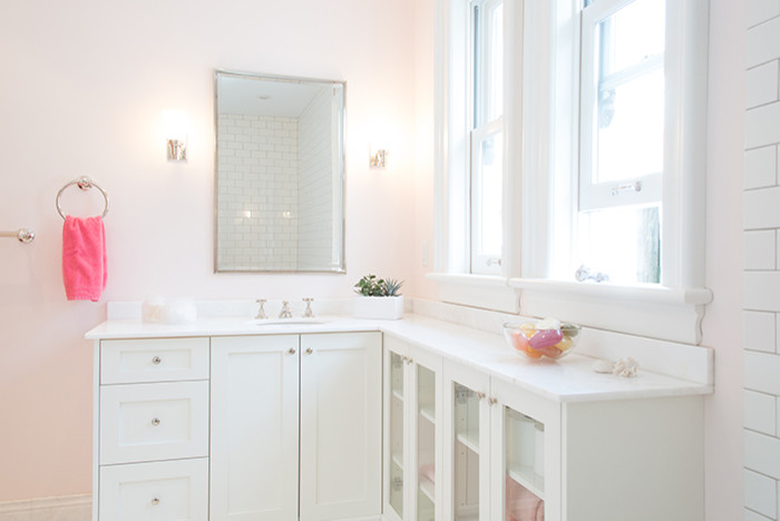 На фото: главная ванная комната среднего размера в классическом стиле с стеклянными фасадами, белыми фасадами, ванной на ножках, душевой комнатой, белой плиткой, керамической плиткой, белыми стенами и полом из керамической плитки