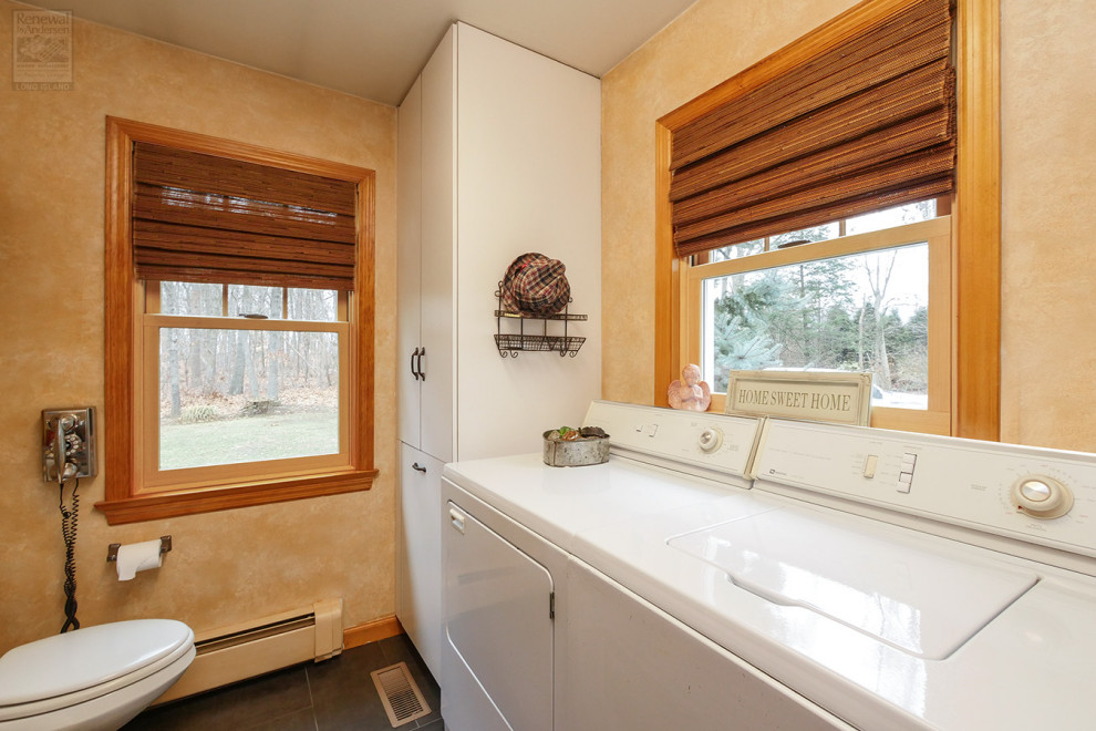Inspiration för stora beige badrum, med skåp i mellenmörkt trä, en toalettstol med separat cisternkåpa, beige kakel, keramikplattor, beige väggar, klinkergolv i keramik och brunt golv