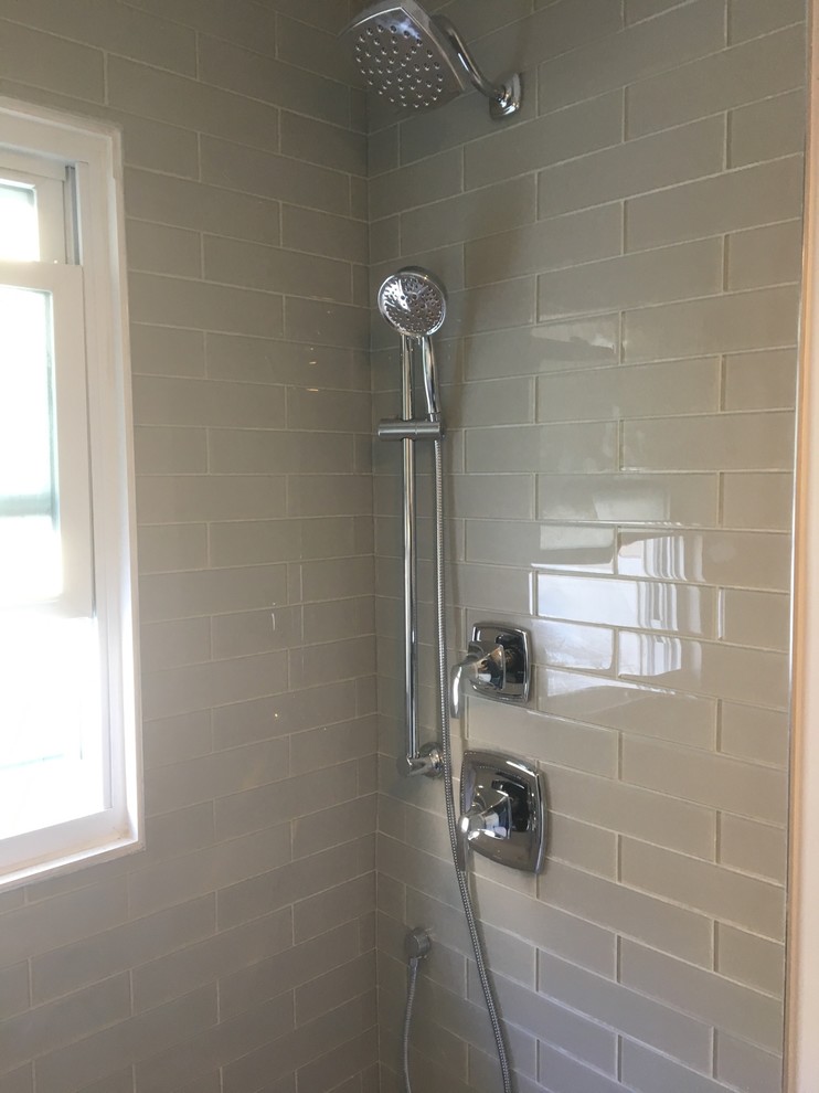 Idéer för att renovera ett mellanstort vintage vit vitt badrum med dusch, med möbel-liknande, skåp i mellenmörkt trä, en dusch i en alkov, beige kakel, brun kakel, grå kakel, porslinskakel, vita väggar, laminatgolv, ett integrerad handfat, bänkskiva i kvarts, grått golv och dusch med gångjärnsdörr