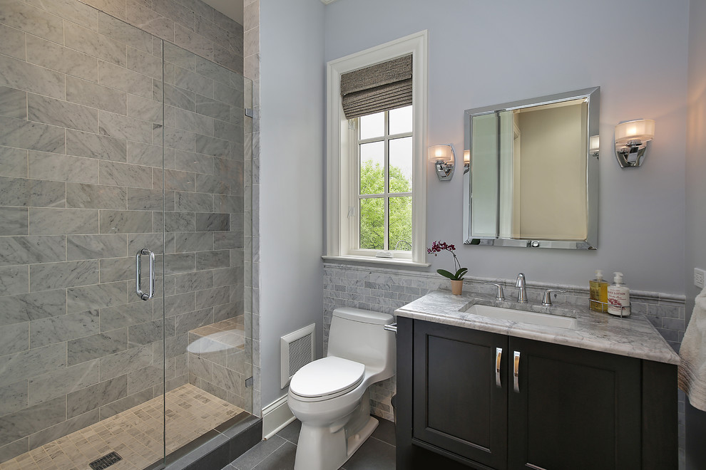 Idéer för ett klassiskt grå badrum med dusch, med luckor med infälld panel, bruna skåp, en öppen dusch, grå kakel, marmorkakel, grå väggar, skiffergolv, ett nedsänkt handfat, marmorbänkskiva, grått golv och dusch med gångjärnsdörr