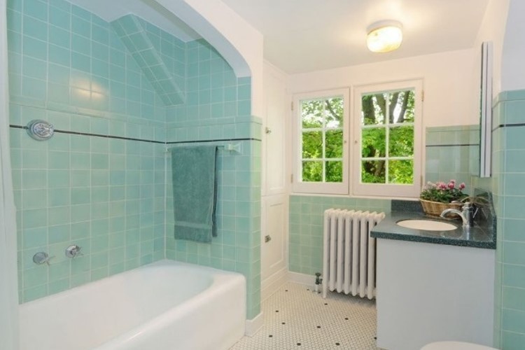Foto på ett vintage badrum, med blå kakel, tunnelbanekakel och klinkergolv i keramik