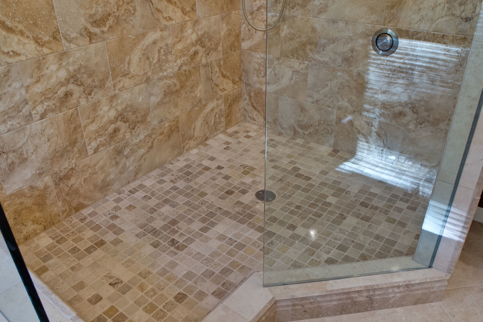 Inspiration för klassiska badrum, med ett undermonterad handfat, släta luckor, bruna skåp, bänkskiva i kvartsit, en öppen dusch, beige kakel och keramikplattor