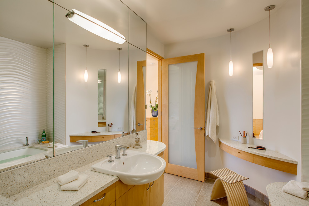 Exemple d'une salle de bain tendance en bois brun avec un placard à porte plane et un mur blanc.