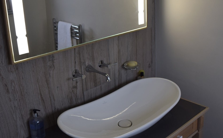 Idéer för vintage en-suite badrum, med ett konsol handfat, beige skåp, granitbänkskiva, en vägghängd toalettstol, grå kakel, keramikplattor, grå väggar och mellanmörkt trägolv