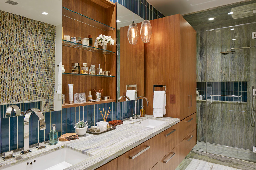 На фото: большая главная ванная комната в современном стиле с плоскими фасадами, коричневыми фасадами, полновстраиваемой ванной, душем в нише, синей плиткой, керамической плиткой, синими стенами, мраморным полом, врезной раковиной, мраморной столешницей, бежевым полом, душем с распашными дверями и зеленой столешницей с