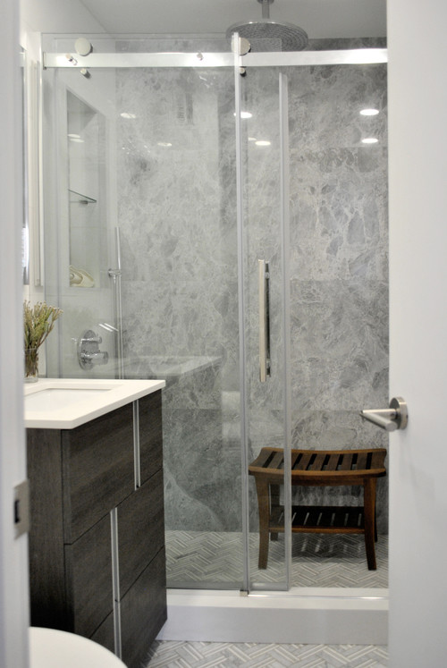 Стильный дизайн: маленькая главная ванная комната в стиле модернизм с плоскими фасадами, душем в нише, врезной раковиной, столешницей из искусственного кварца, унитазом-моноблоком, керамогранитной плиткой, белыми стенами, полом из мозаичной плитки, темными деревянными фасадами, серой плиткой, серым полом, душем с раздвижными дверями, белой столешницей, нишей и тумбой под одну раковину для на участке и в саду - последний тренд