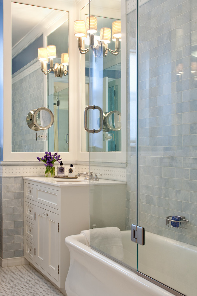 Foto på ett mellanstort vintage en-suite badrum, med luckor med infälld panel, vita skåp, laminatbänkskiva, ett fristående badkar, en dusch/badkar-kombination, blå väggar och klinkergolv i porslin