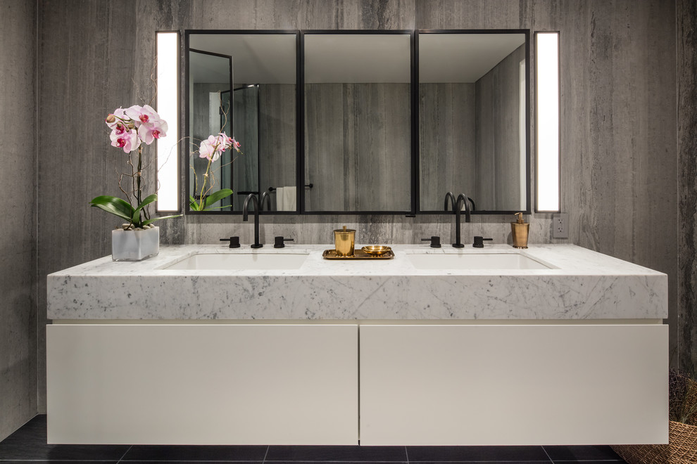 Bild på ett mellanstort funkis en-suite badrum, med släta luckor, vita skåp, stenhäll, grå väggar, skiffergolv, ett undermonterad handfat, marmorbänkskiva och grått golv