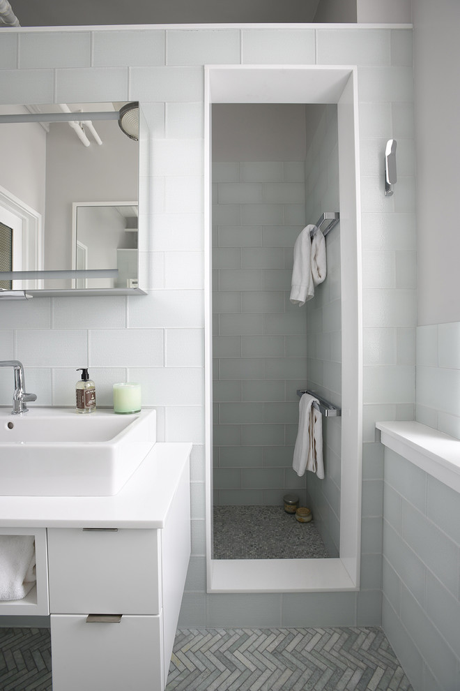 Inredning av ett klassiskt stort vit vitt en-suite badrum, med släta luckor, vita skåp, våtrum, vit kakel, keramikplattor, vita väggar, klinkergolv i keramik, bänkskiva i kvartsit, grått golv och med dusch som är öppen
