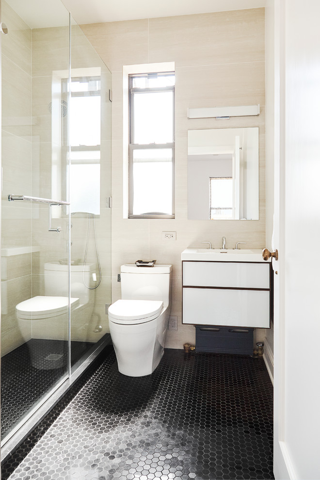 Свежая идея для дизайна: маленькая главная ванная комната в стиле модернизм с плоскими фасадами, темными деревянными фасадами, душем в нише, унитазом-моноблоком, бежевой плиткой, керамогранитной плиткой, бежевыми стенами, мраморным полом, подвесной раковиной, столешницей из кварцита, черным полом и душем с распашными дверями для на участке и в саду - отличное фото интерьера