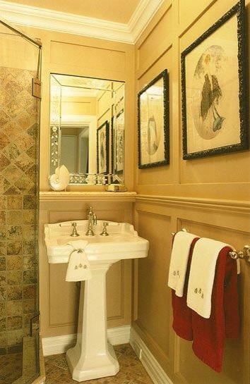 Foto di una stanza da bagno con doccia classica di medie dimensioni con doccia alcova, piastrelle beige, piastrelle marroni, piastrelle in ceramica, pareti beige, pavimento con piastrelle in ceramica, lavabo a colonna e top in superficie solida
