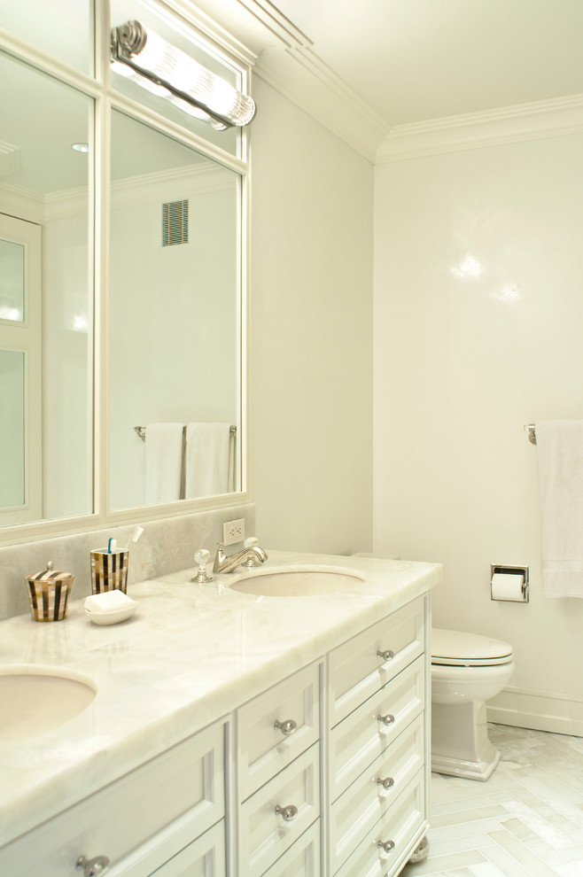 Immagine di una stanza da bagno padronale moderna di medie dimensioni con lavabo sottopiano, consolle stile comò, ante bianche, top in onice, doccia doppia, WC a due pezzi, piastrelle bianche, pareti bianche e pavimento in marmo